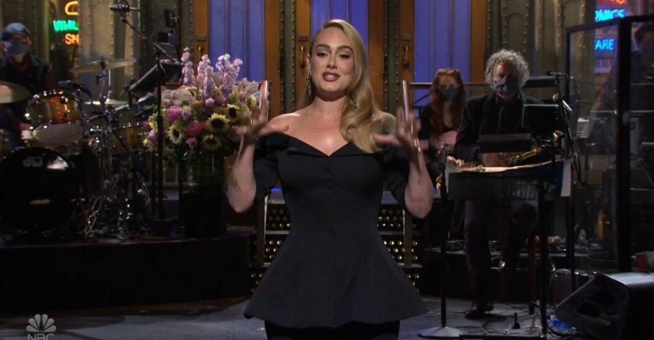 Adele i svart klänning på Saturday Night Live.