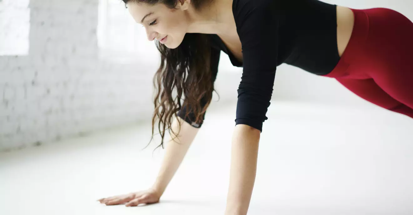 kvinna undviker träningsmisstag – tränar med kroppsvikt