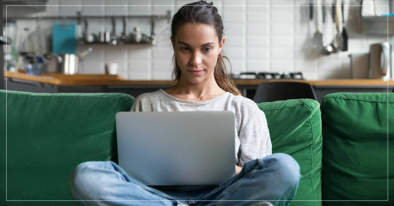 kvinna sitter med laptop