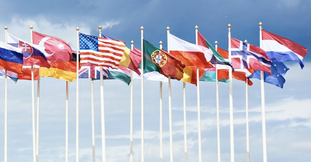 olika länders flaggor på flaggstänger
