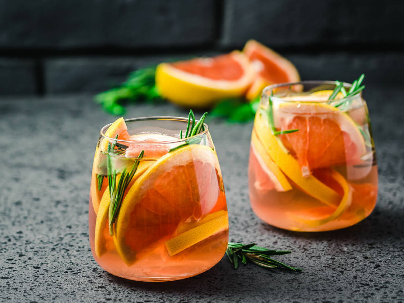 Mocktail med grapefrukt och rosmarin.