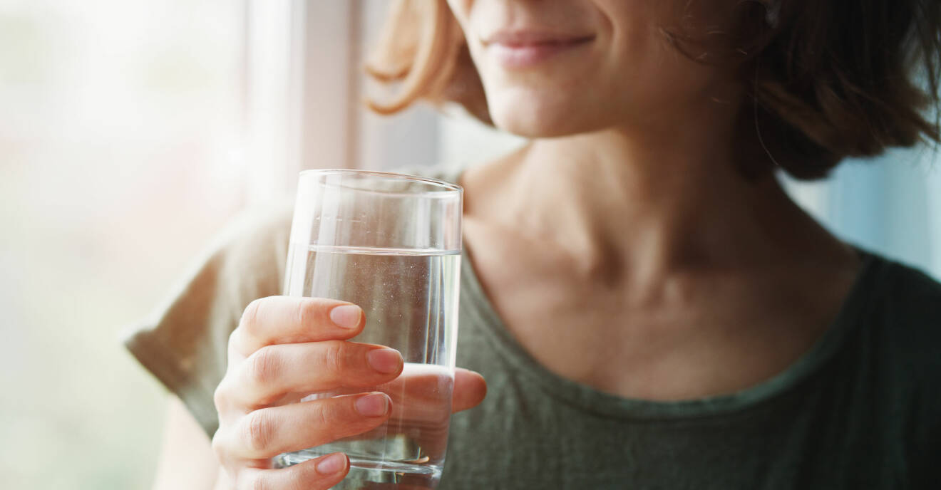 kvinna följer 5:2-dieten och undviker misstaget att dricka för lite vatten