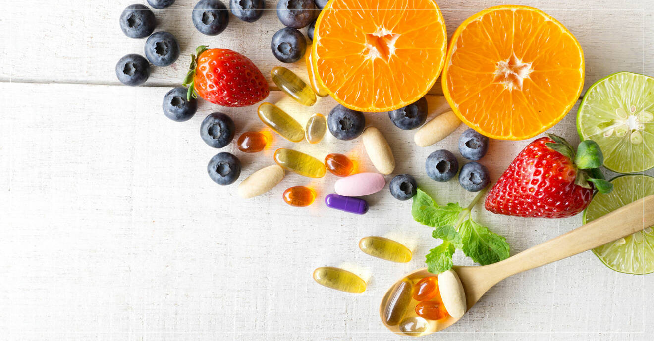 frukt, bär och vitaminer på ett bord
