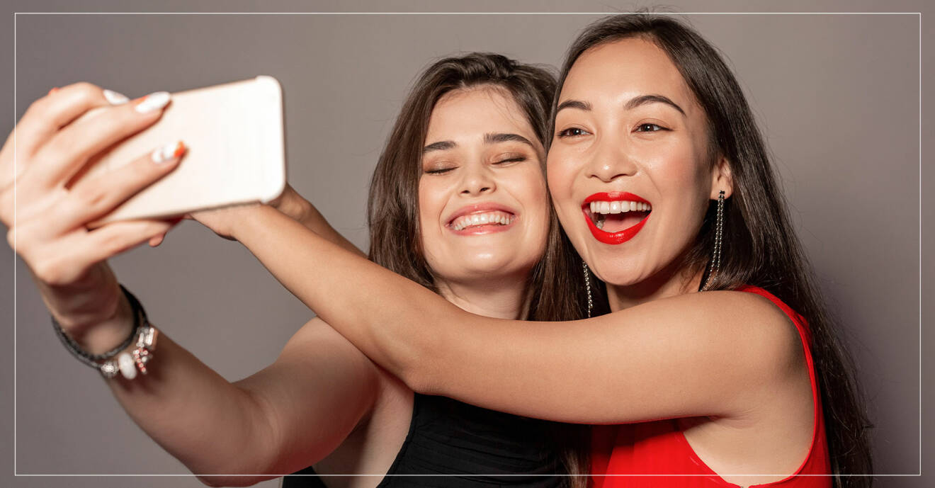 två tjejer som tar en selfie ihop