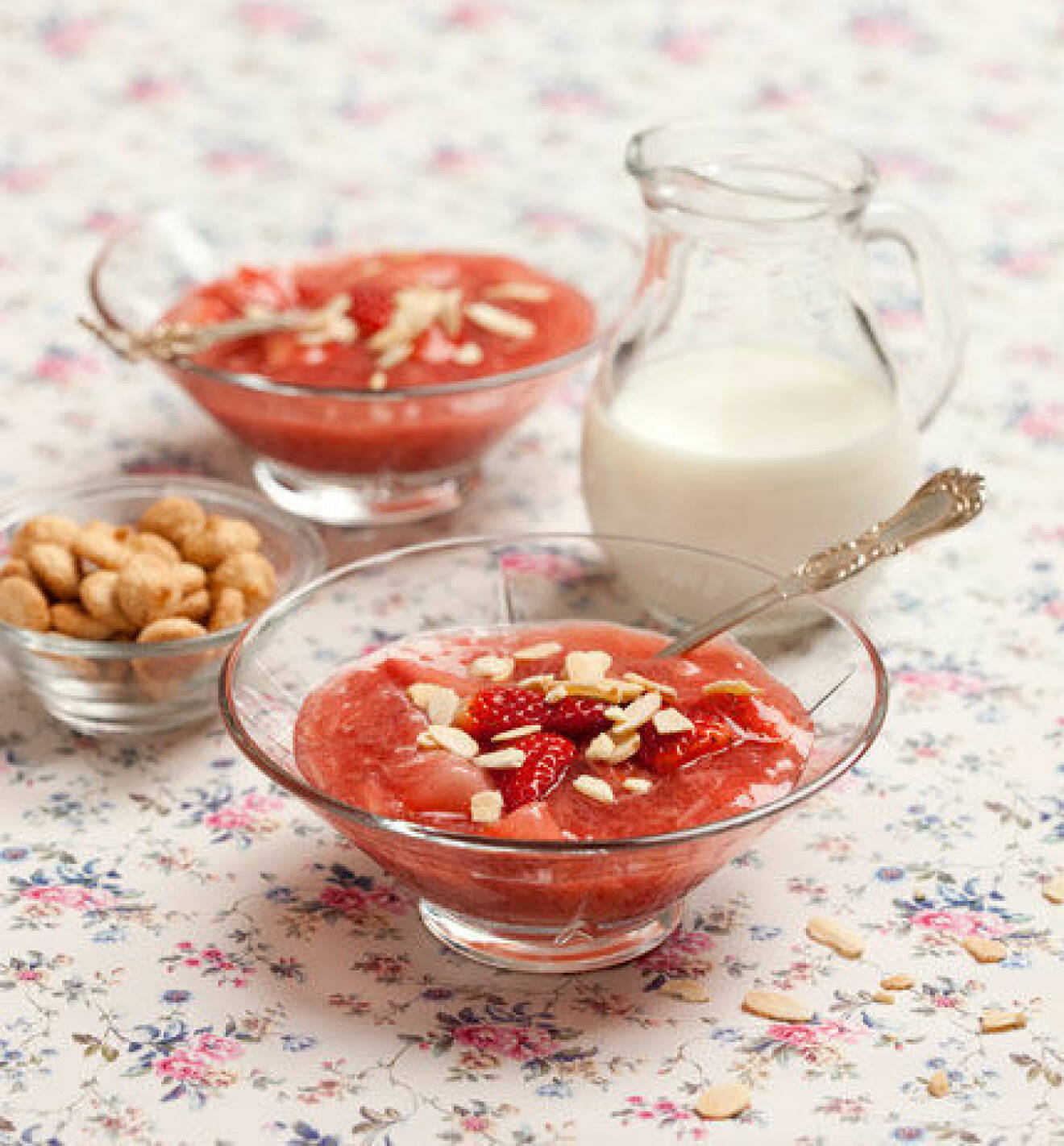 Rabarber-och jordgubbskräm med mjölk.