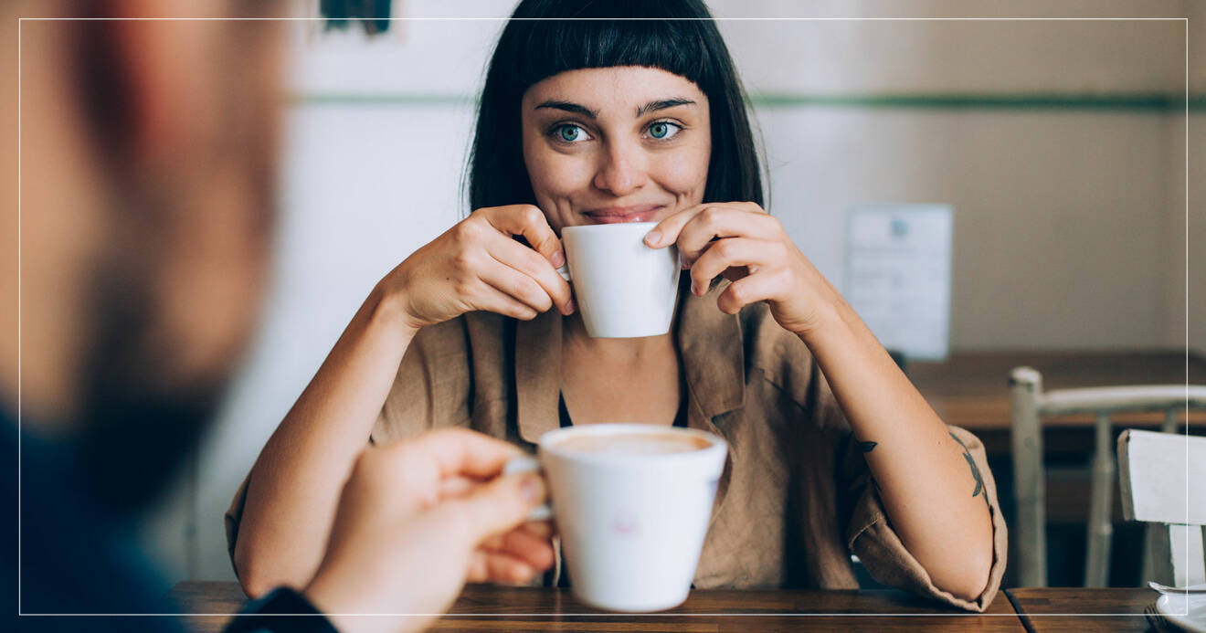 Kvinna ler och dricker kaffe