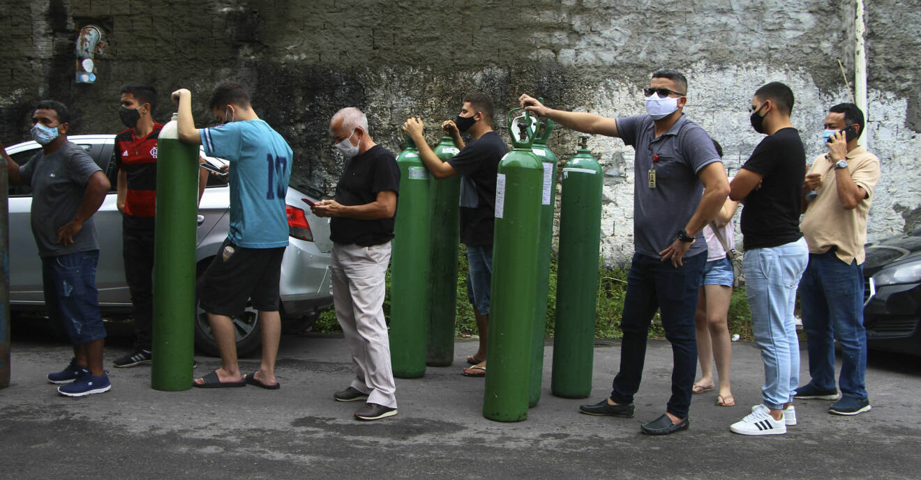 Människor med syrgastuber i Manaus, Brasilien.