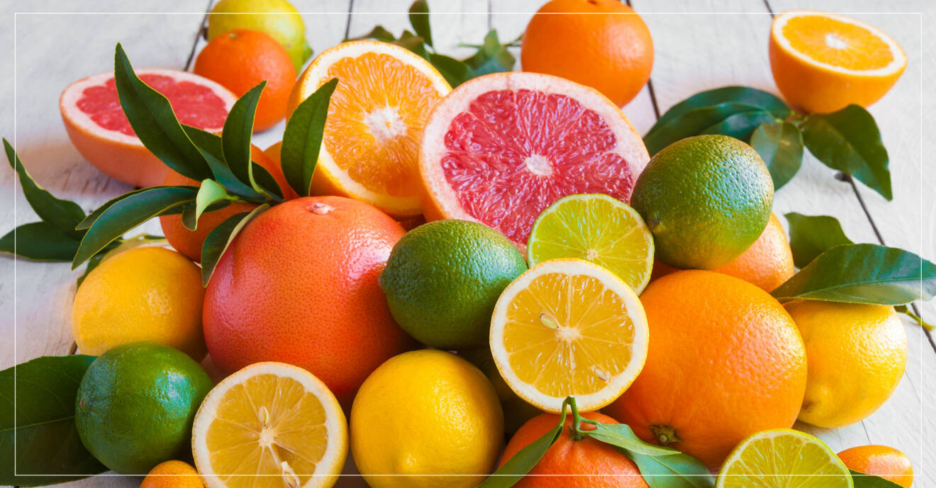 apelsiner, lime och andra citrusfrukter som ligger på ett bord
