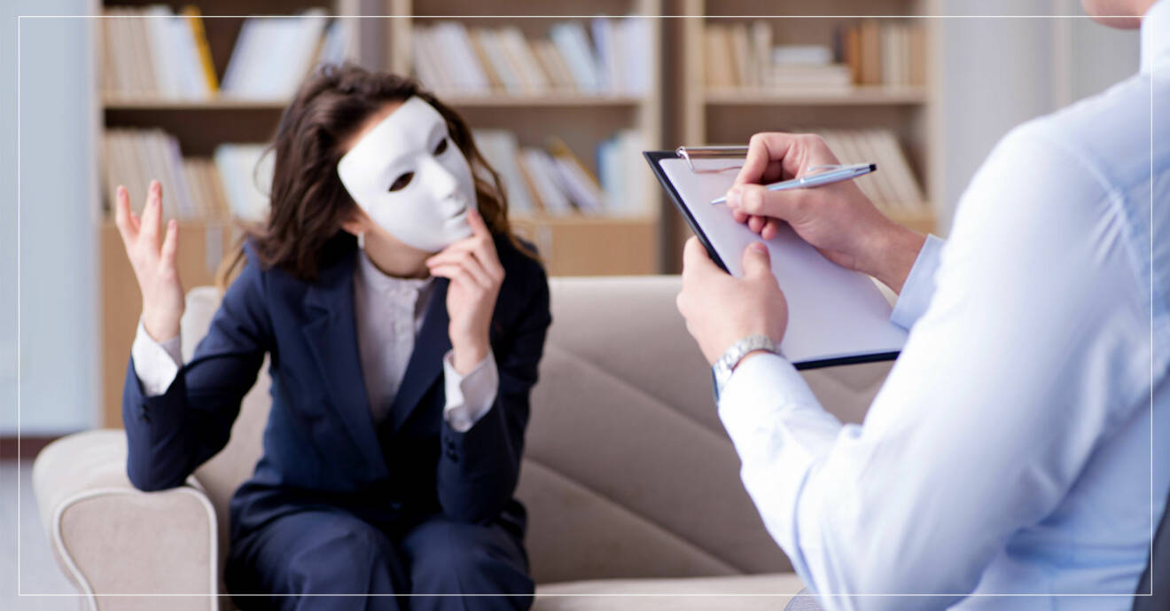 Kvinna gömmer sig bakom en mask hos psykologen.