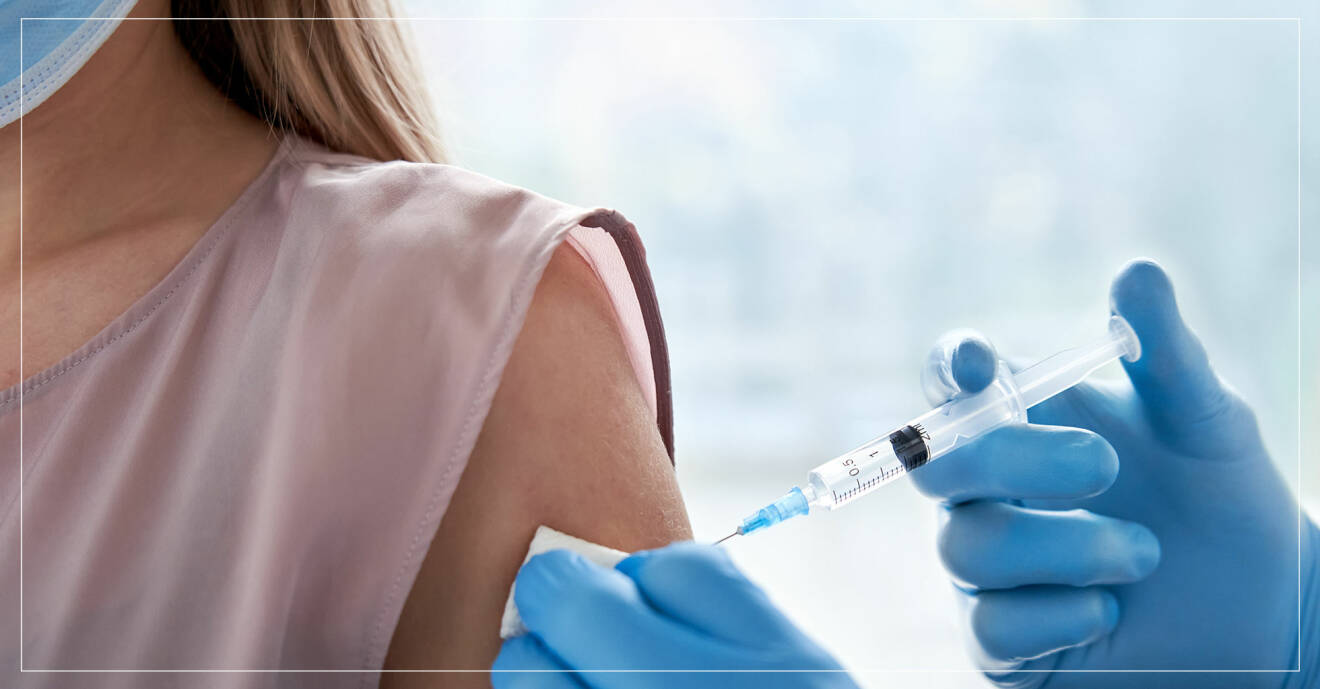 kvinna som får vaccinspruta
