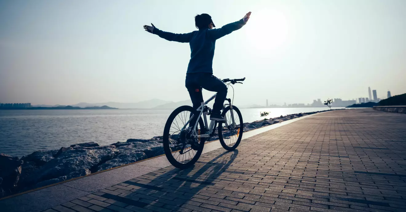 Kvinna som hittat sina anledningar att cykla