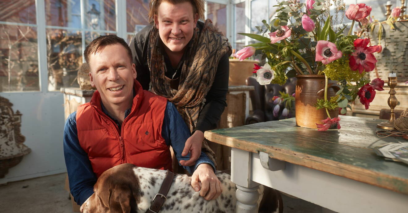 Karl Fredrik Gustafsson med sambon Petter och hunden Hamlet, på Österlen