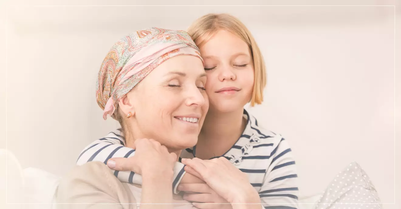 Cancersjuk kvinna får kram av barn