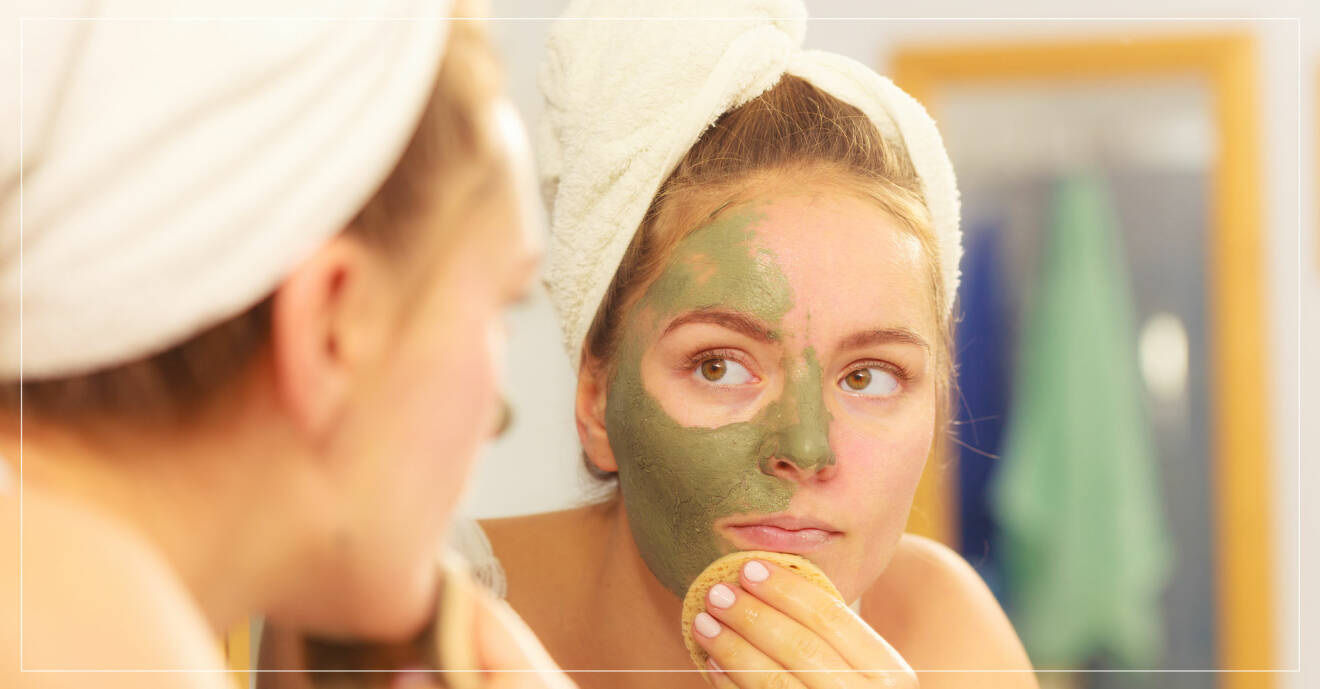 Kvinna tvättar bort grön ansiktsmask från sitt ansikte