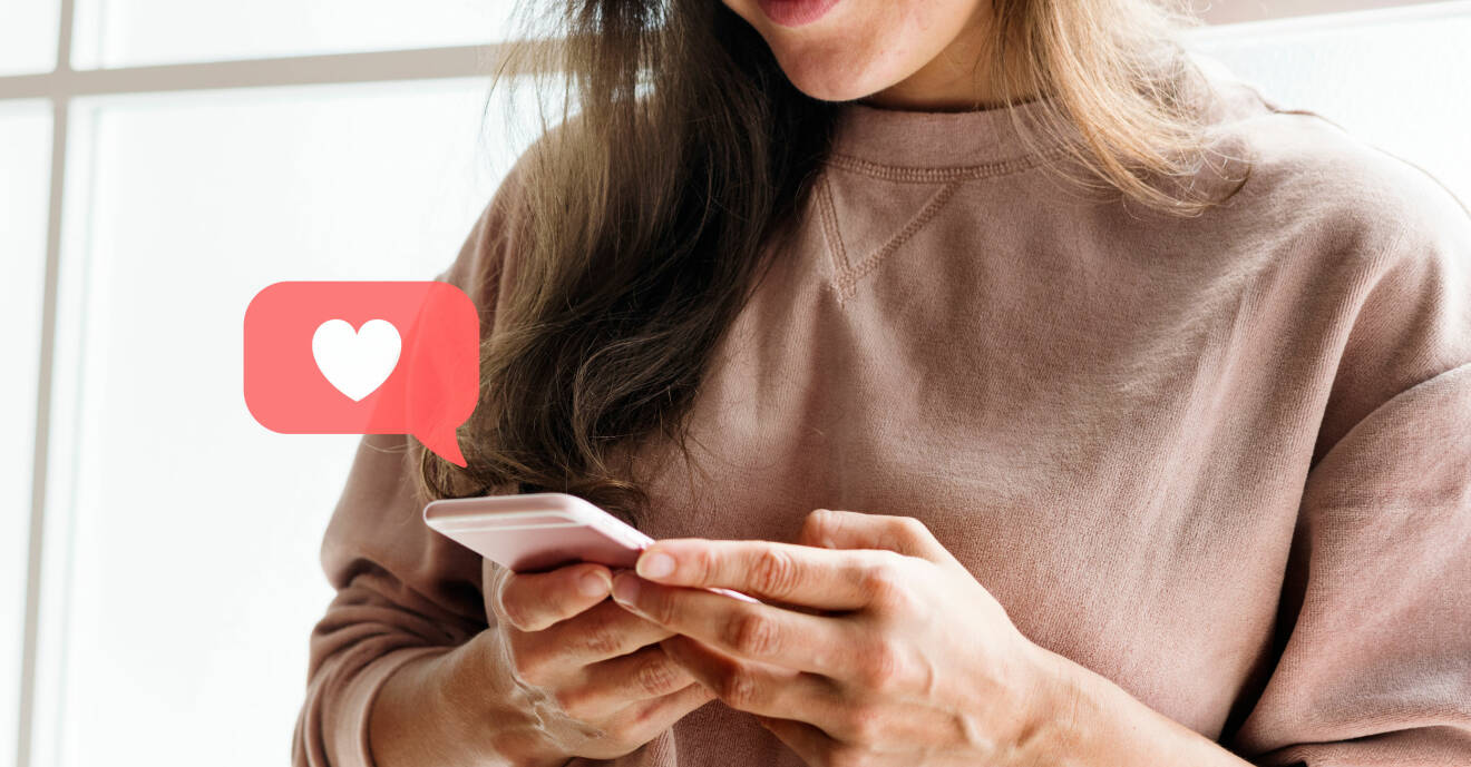 Kvinna visar sina vänner kärlek via sms