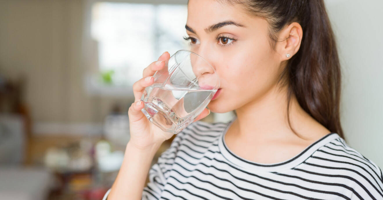 kvinna undrar hur mycket vatten hon ska dricka när det är varmt