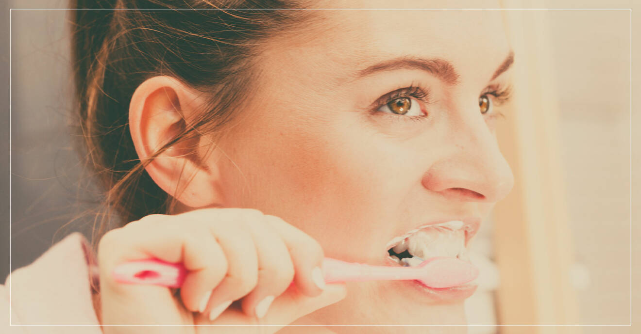 Kvinna som borstar tänderna