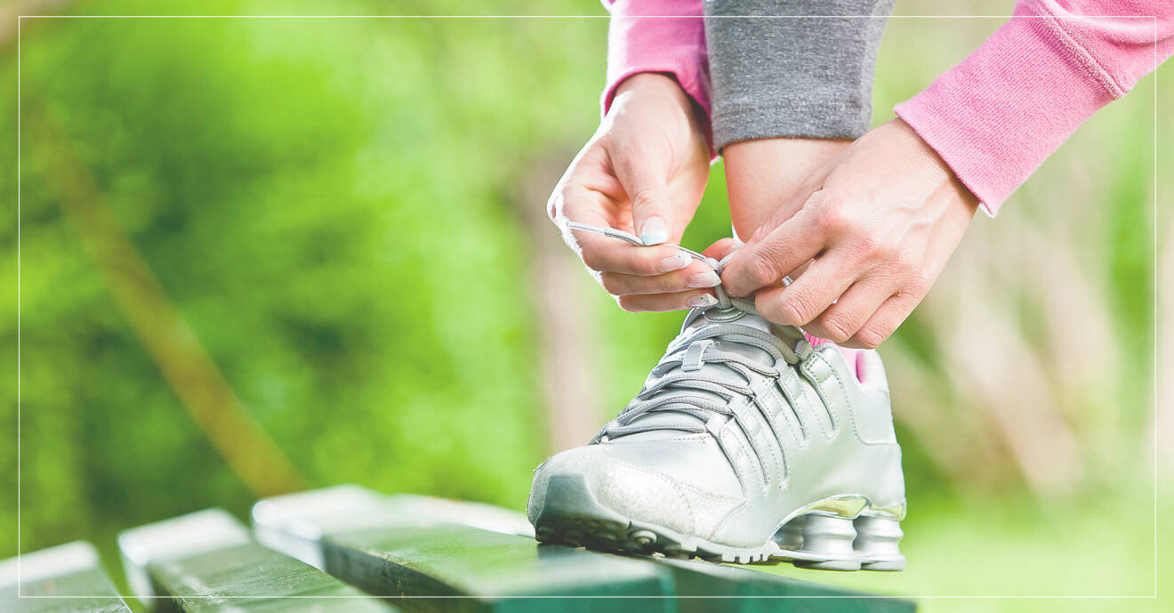 Så gör du promenaderna till effektiva träningspass – kvinna knyter skorna och gör sig beredd att gå