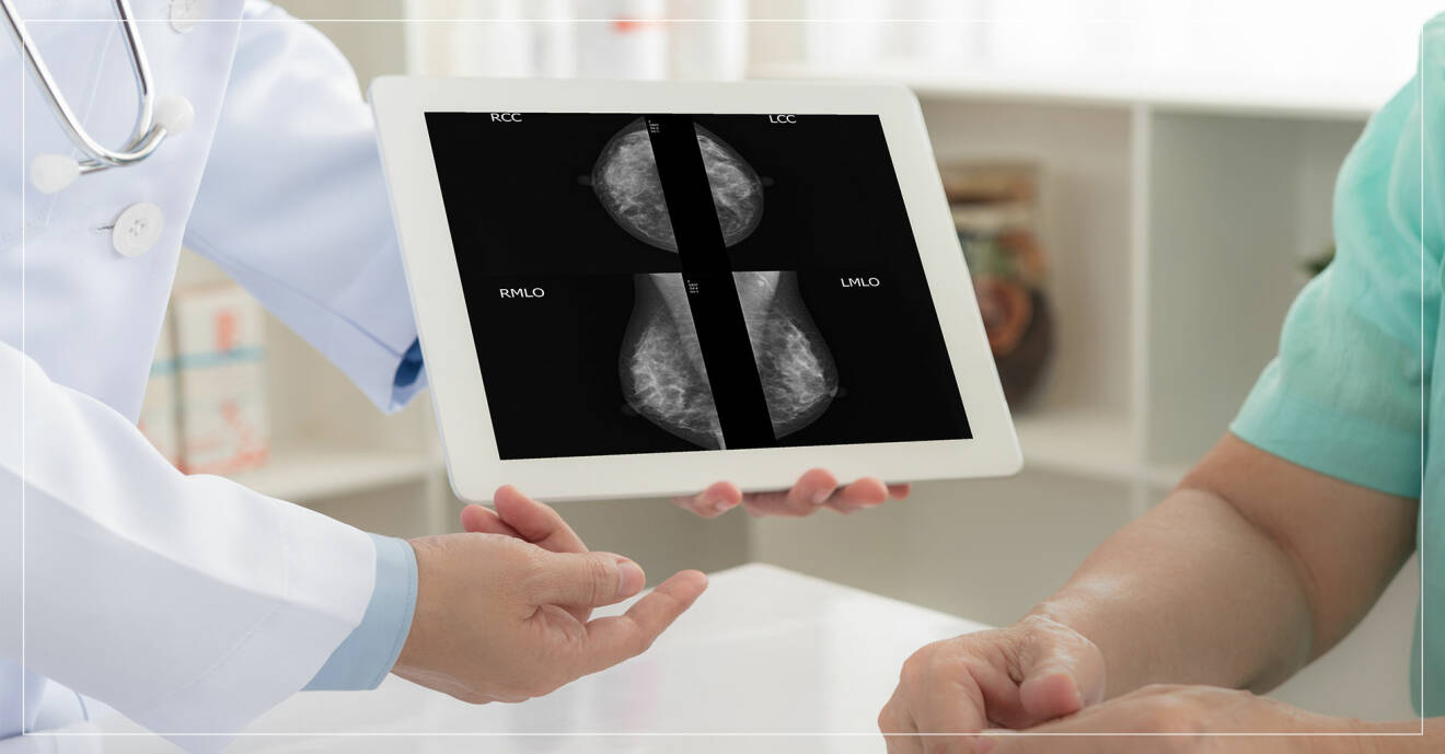 Läkare visar mammografibild för patient