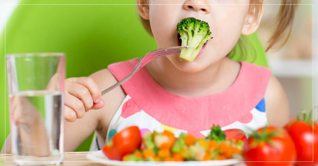 Ett barn som äter grönsaker.