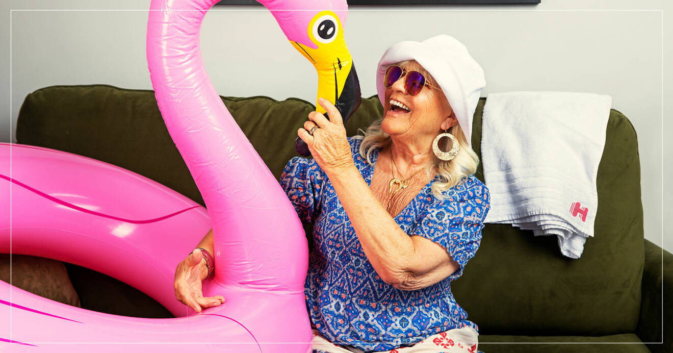 Christina Schollin och en rosa flamingo