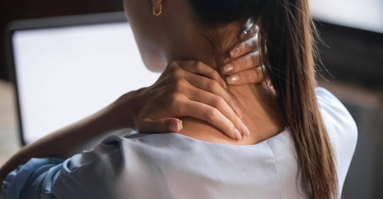 Kvinna med smärta i nacken