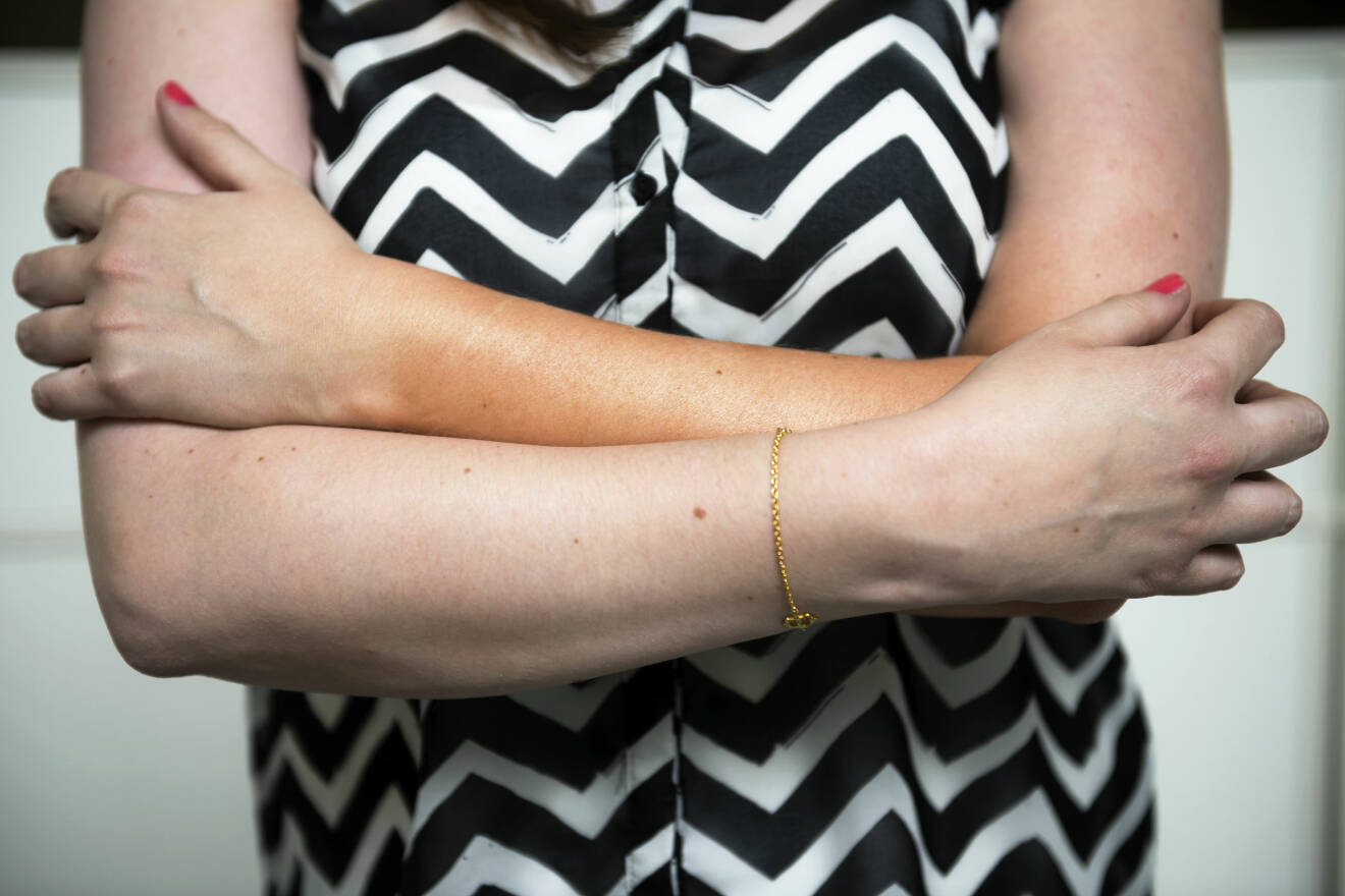 kvinna med en brun arm och en blek