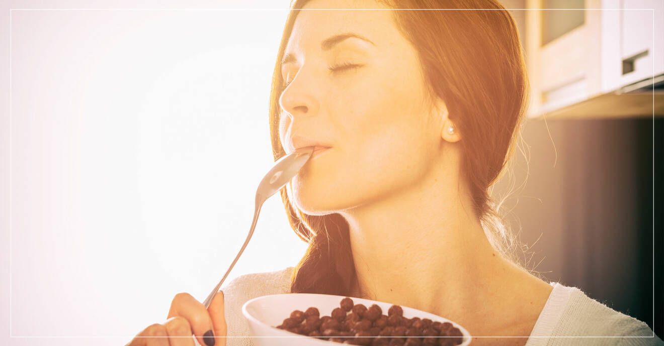 kvinna äter choklad till frukost, vilket är bra för hälsa, blodsocker och minne