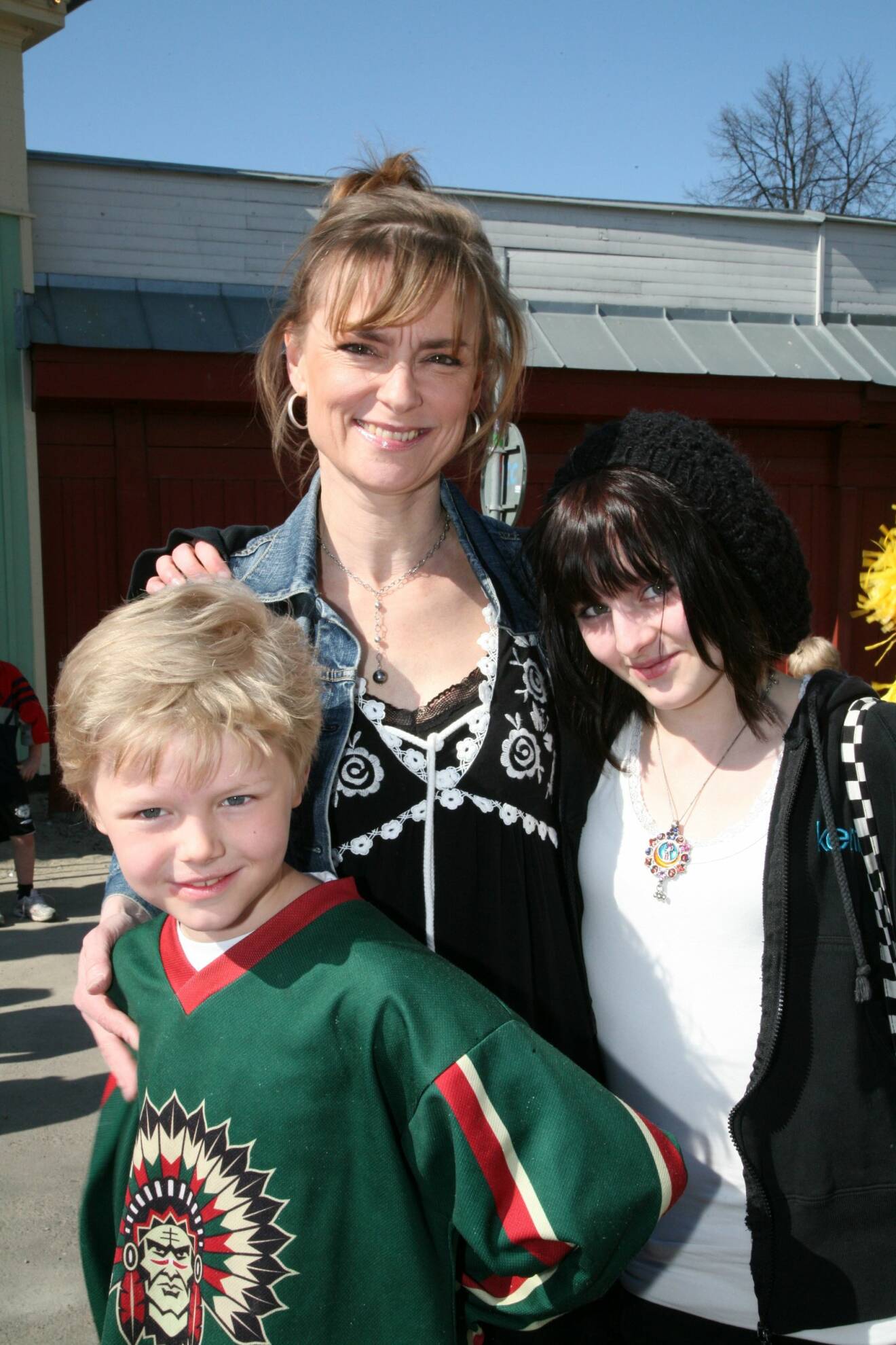 Marie Richardson med sina två barn