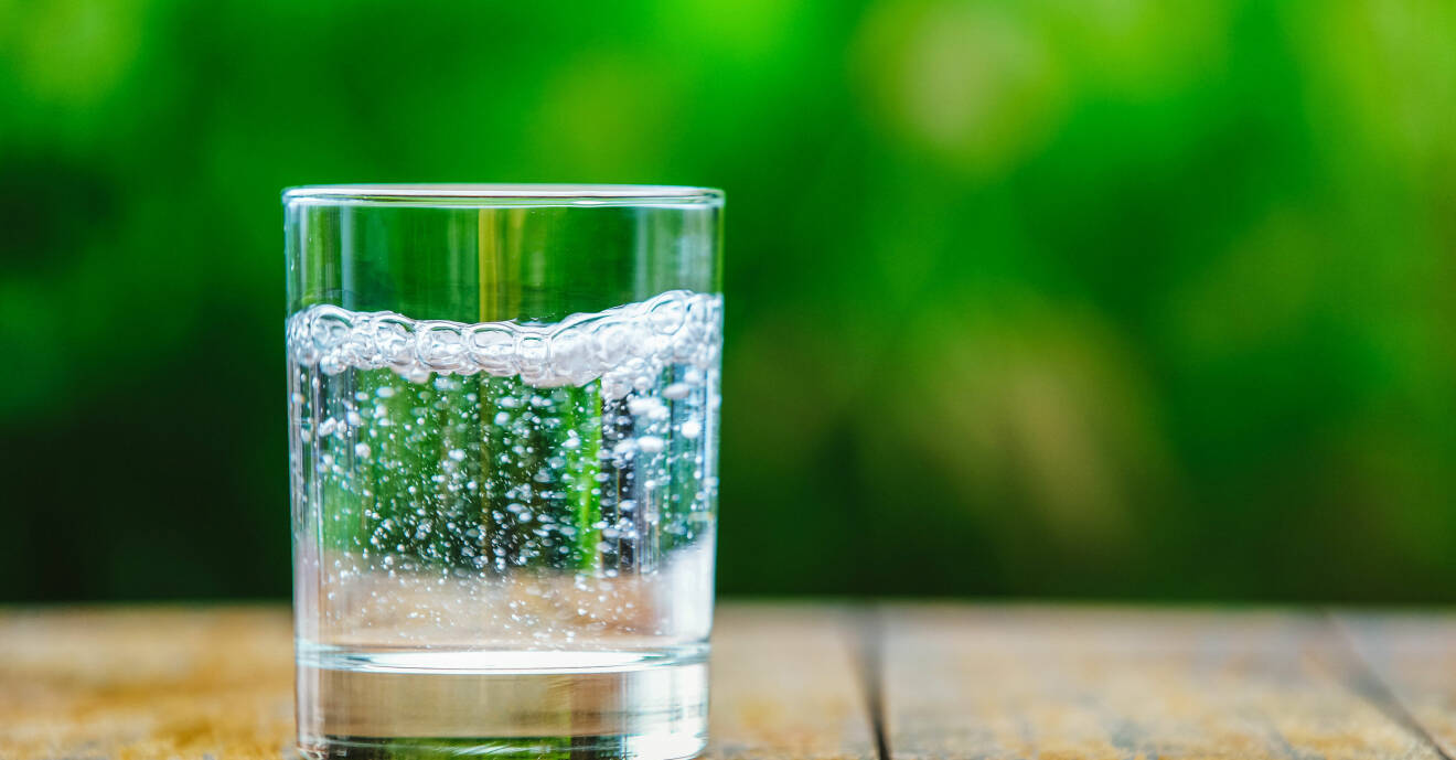 kolsyrat vatten: är det bra eller dåligt att dricka bubbelvatten?