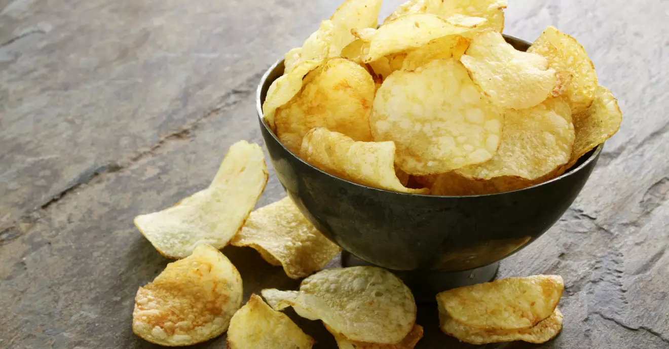 Chips i en skål.