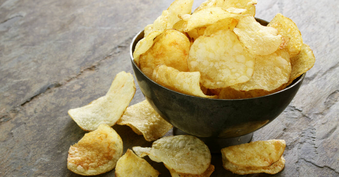 Chips i en skål.