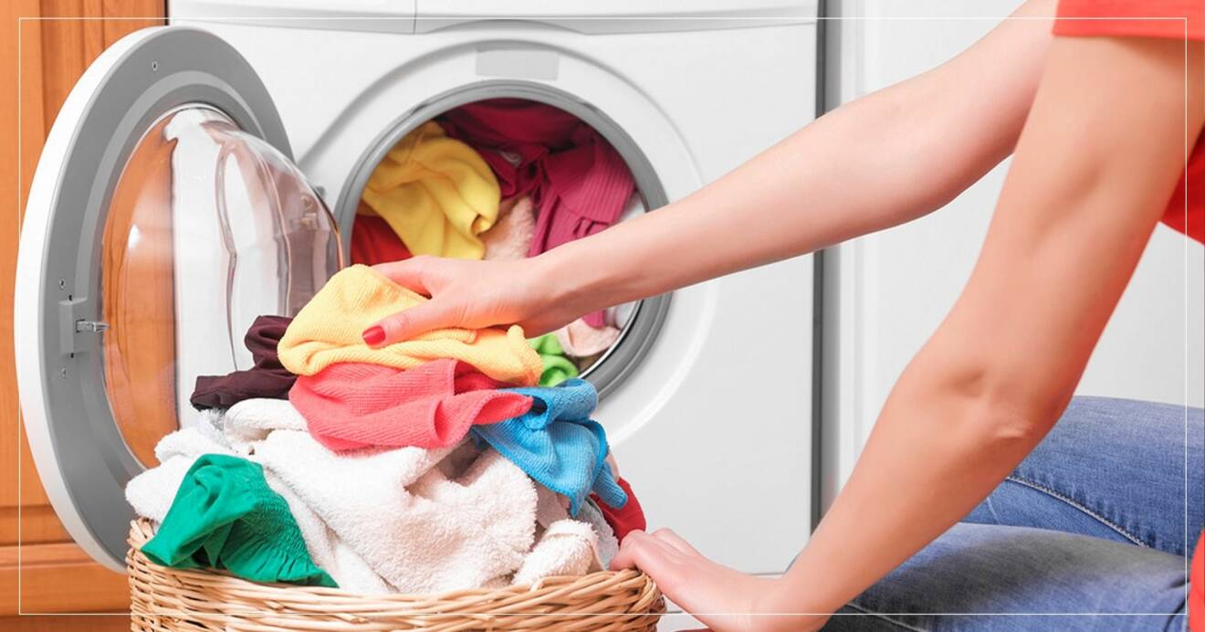 Kvinna tömmer tvättmaskinen