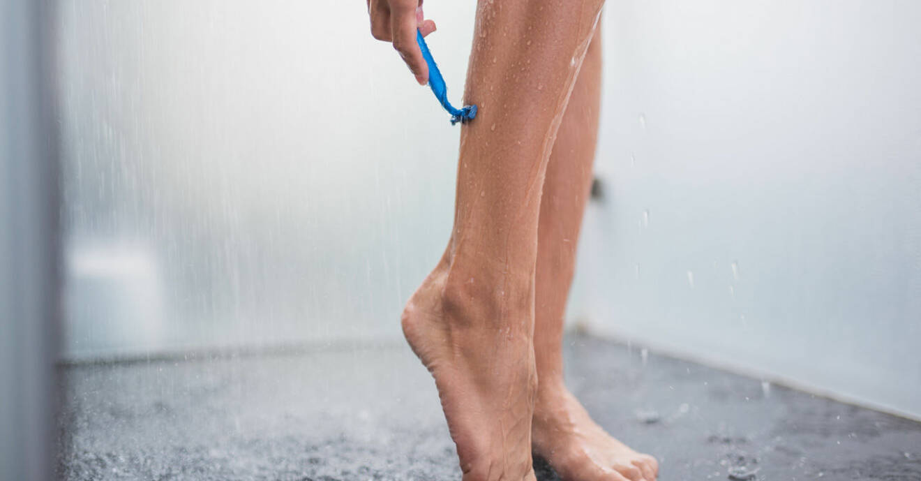 kvinna rakar benen