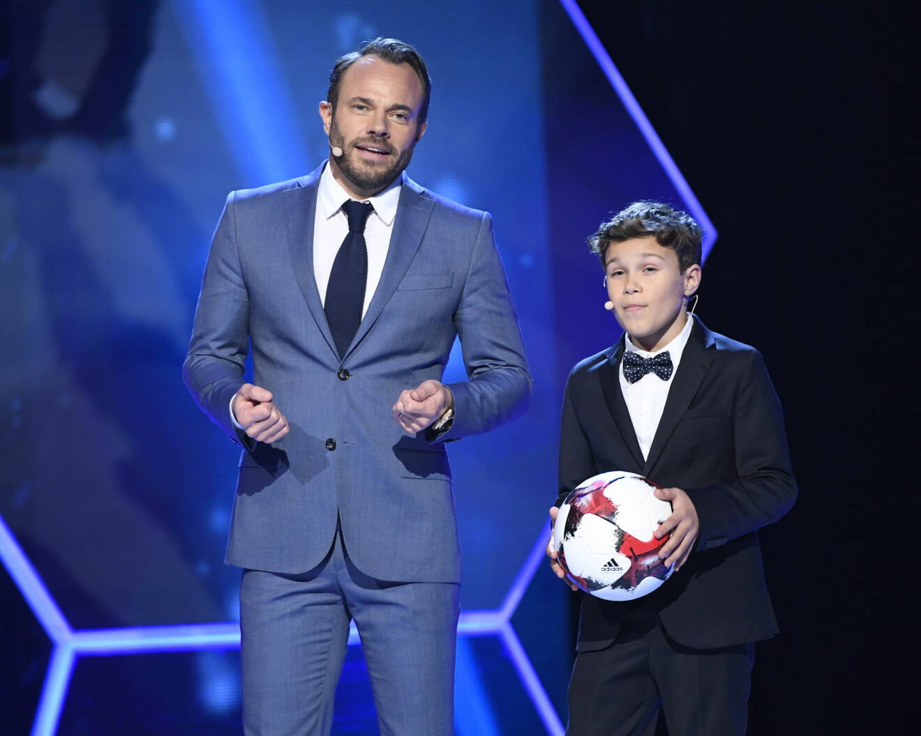 pappa david och sonen Leo på scenen under fotbollsgalan 2016