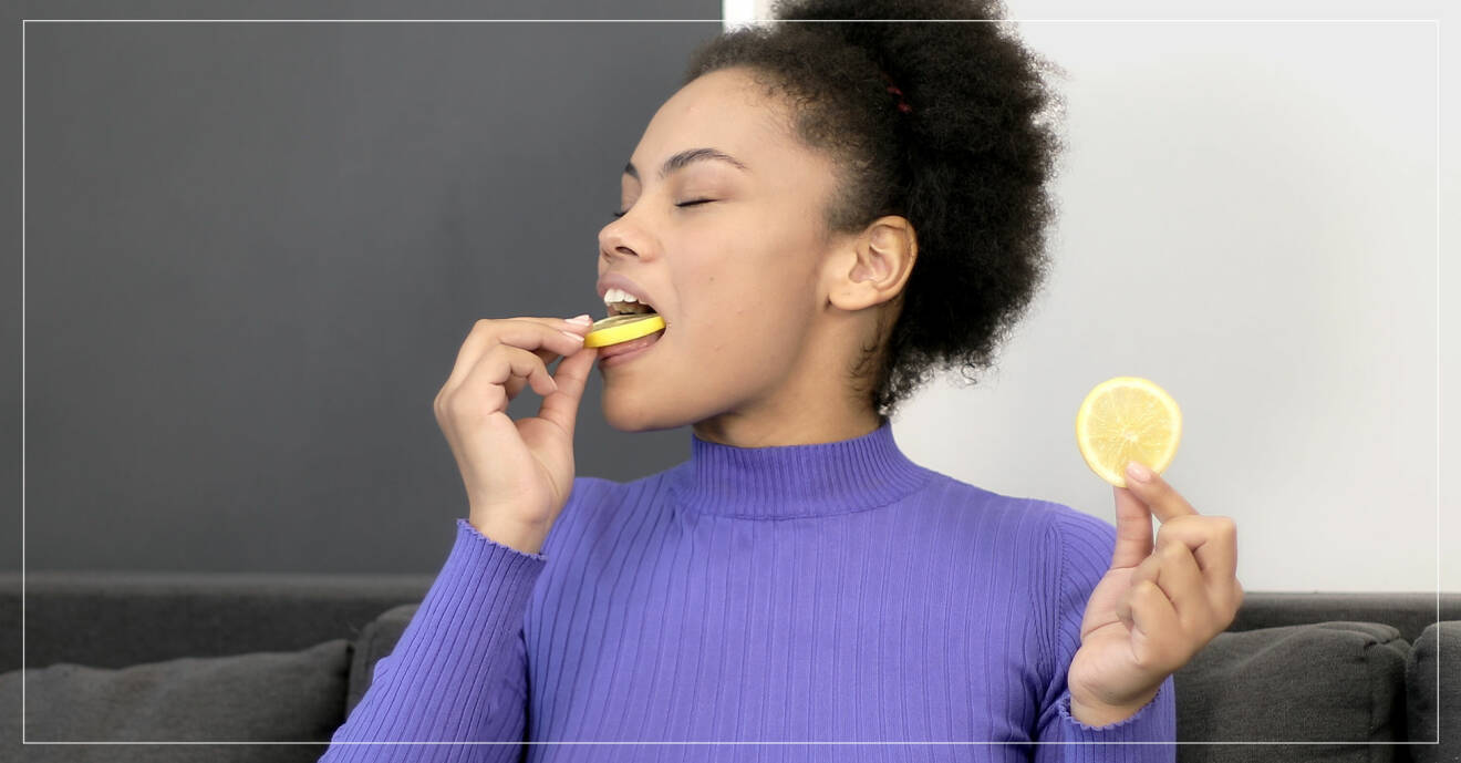 Kvinna som äter en citron