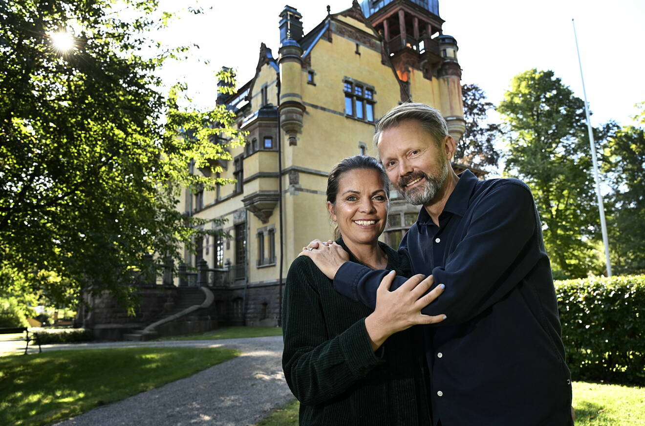 Felix och frun Clara håller om varandra framför ett stort vackert hus