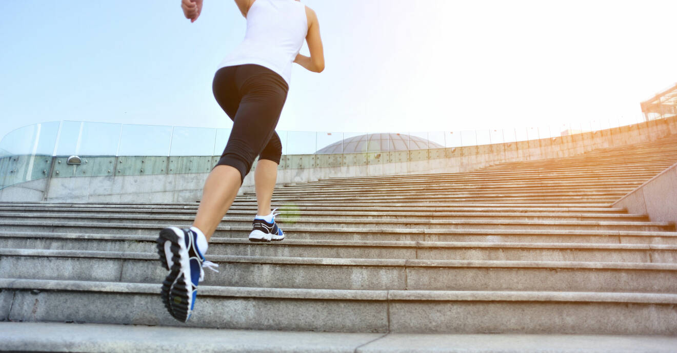 kvinna får hälsoeffekter av att träna i trappa