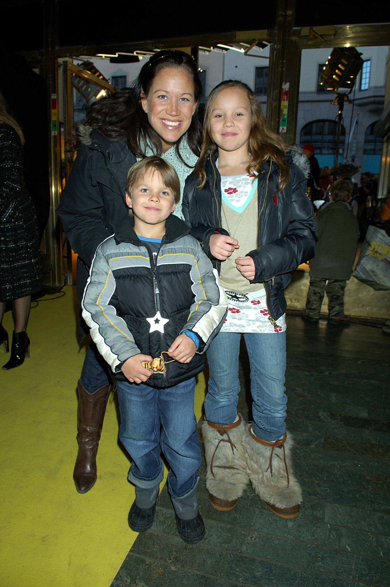 Renée Nyberg med sina barn Tom och Emma på biopremiär 2006.