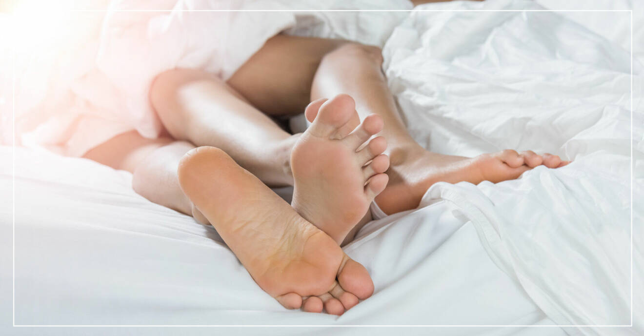 Fötter i en säng.