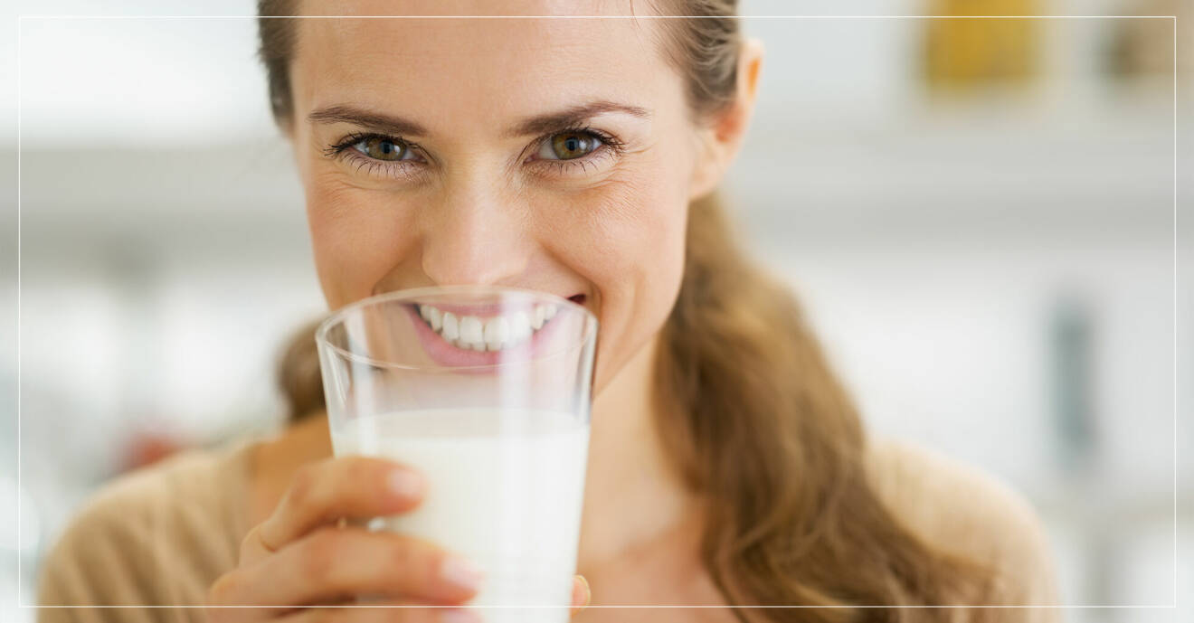 kvinna dricker vanlig komjölk – men vilken mjölkdryck är bäst?