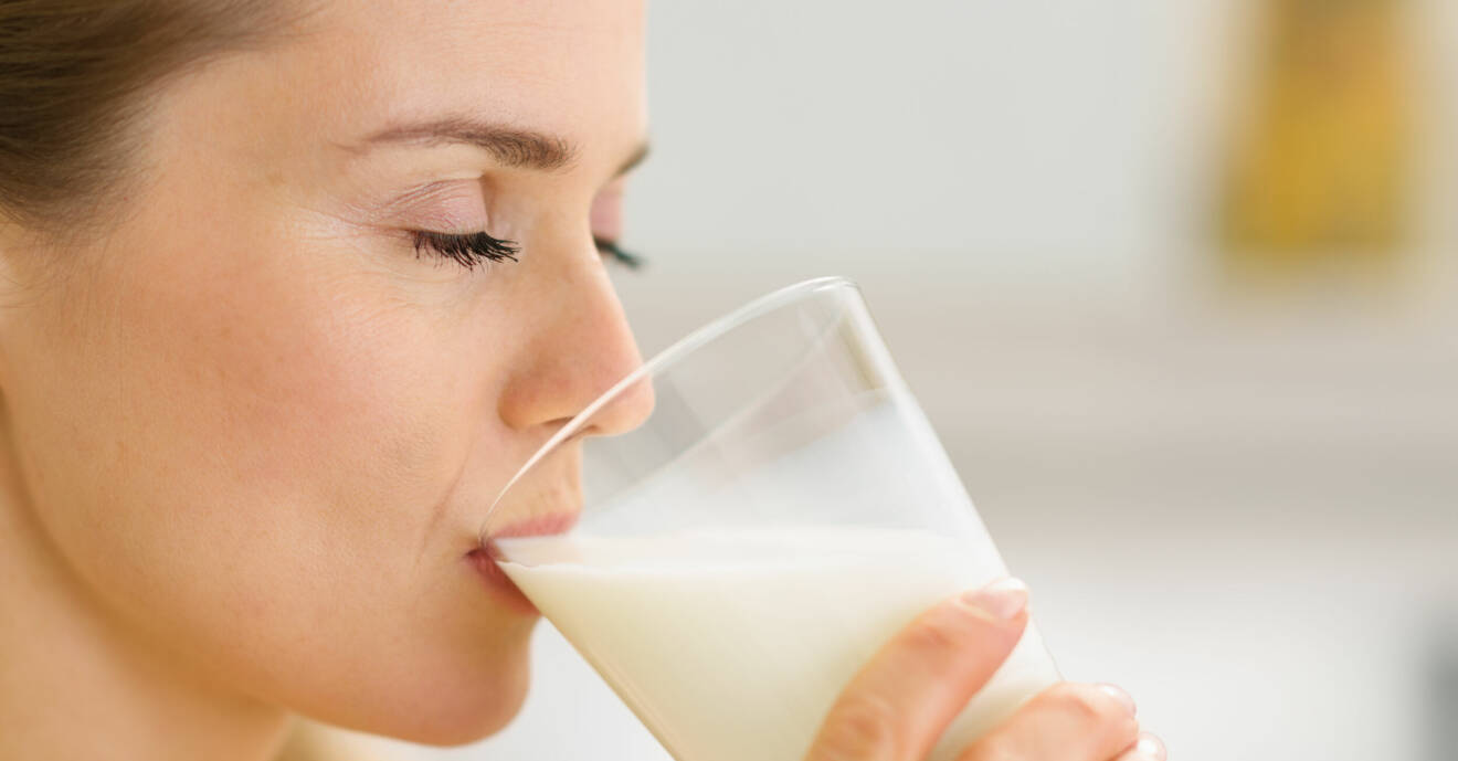 kvinna dricker ärtdryck – men vilken mjölkdryck är bäst?
