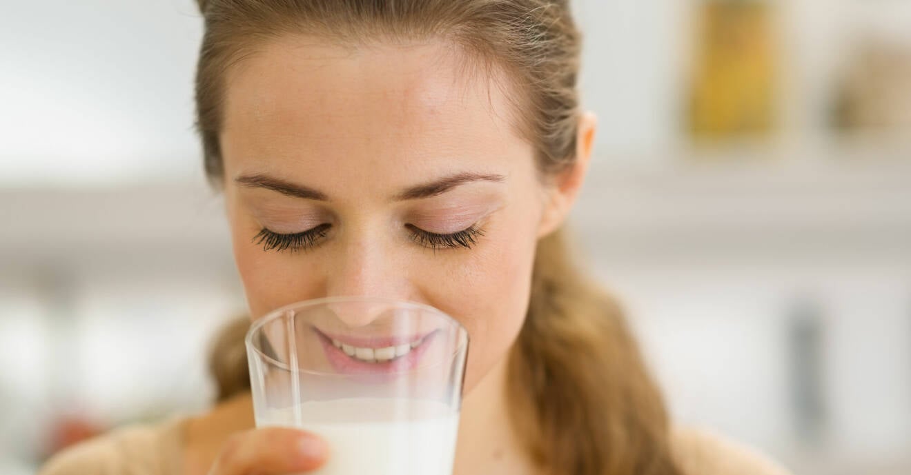 kvinna dricker havredryck – men vilken mjölkdryck är bäst?