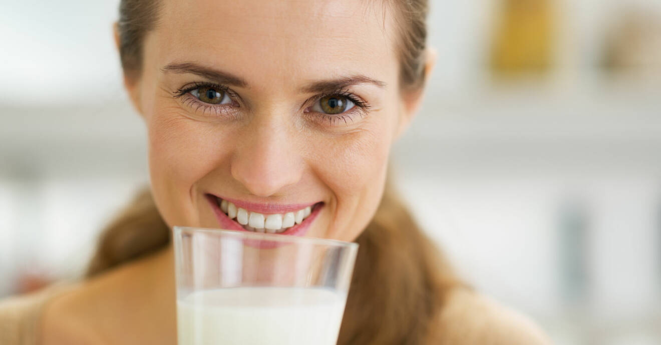 kvinna dricker laktosfri komjölk – men vilken mjölkdryck är bäst?