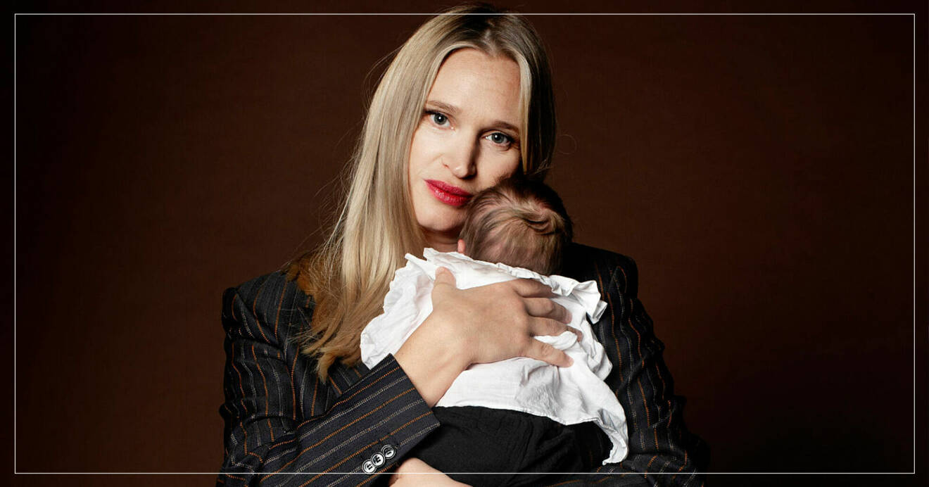 Vera Vitali håller sin nyfödda dotter i famnen