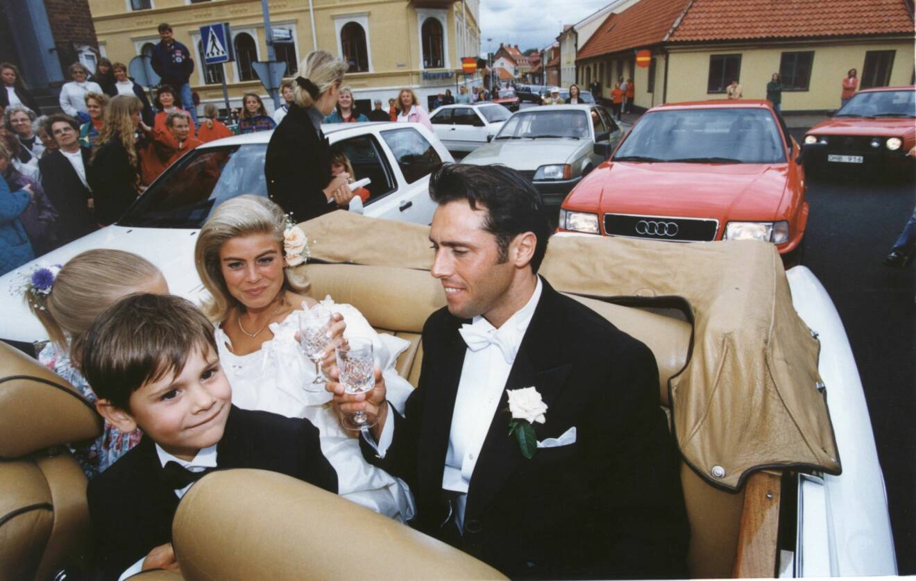 Pernilla Wahlgren och Emilio Ingrosso efter vigseln. Här i en nedcabbad bil på väg till bröllopsfesten.