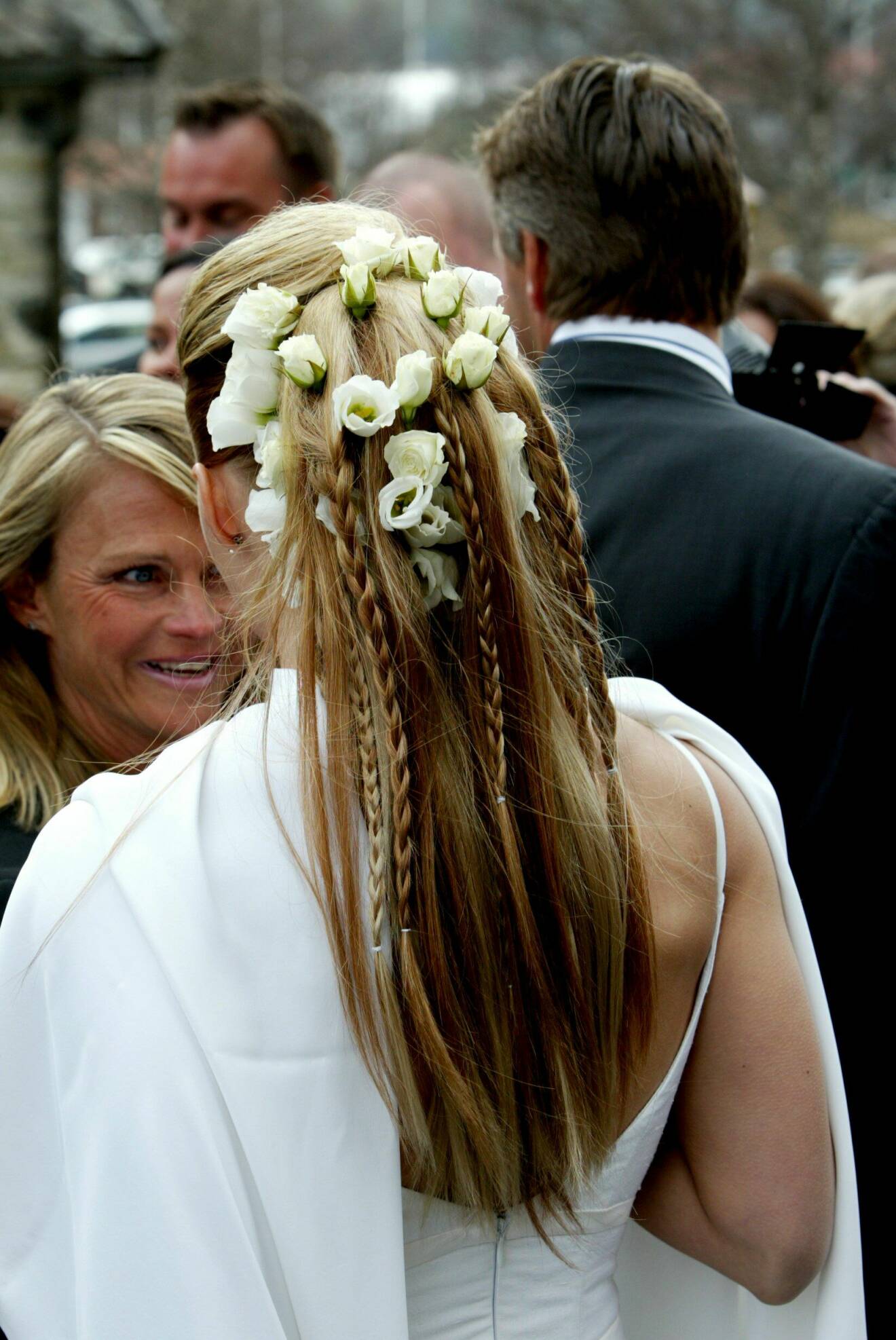 Kristin Kaspersens frisyr fotad bakifrån. Håret var uppsatt med flätor och vita blommor.