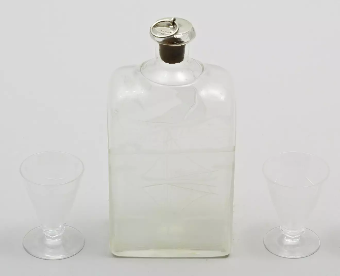 Edvard Hald formgav den vackert graverade brännvinsflaskan med silverpropp på korken samt snapsglasen för Orrefors 1930. Flaskan är 21cm hög. 1100kr för flaska och glas på Uppsala Auktionskammare för ett antal år sedan.