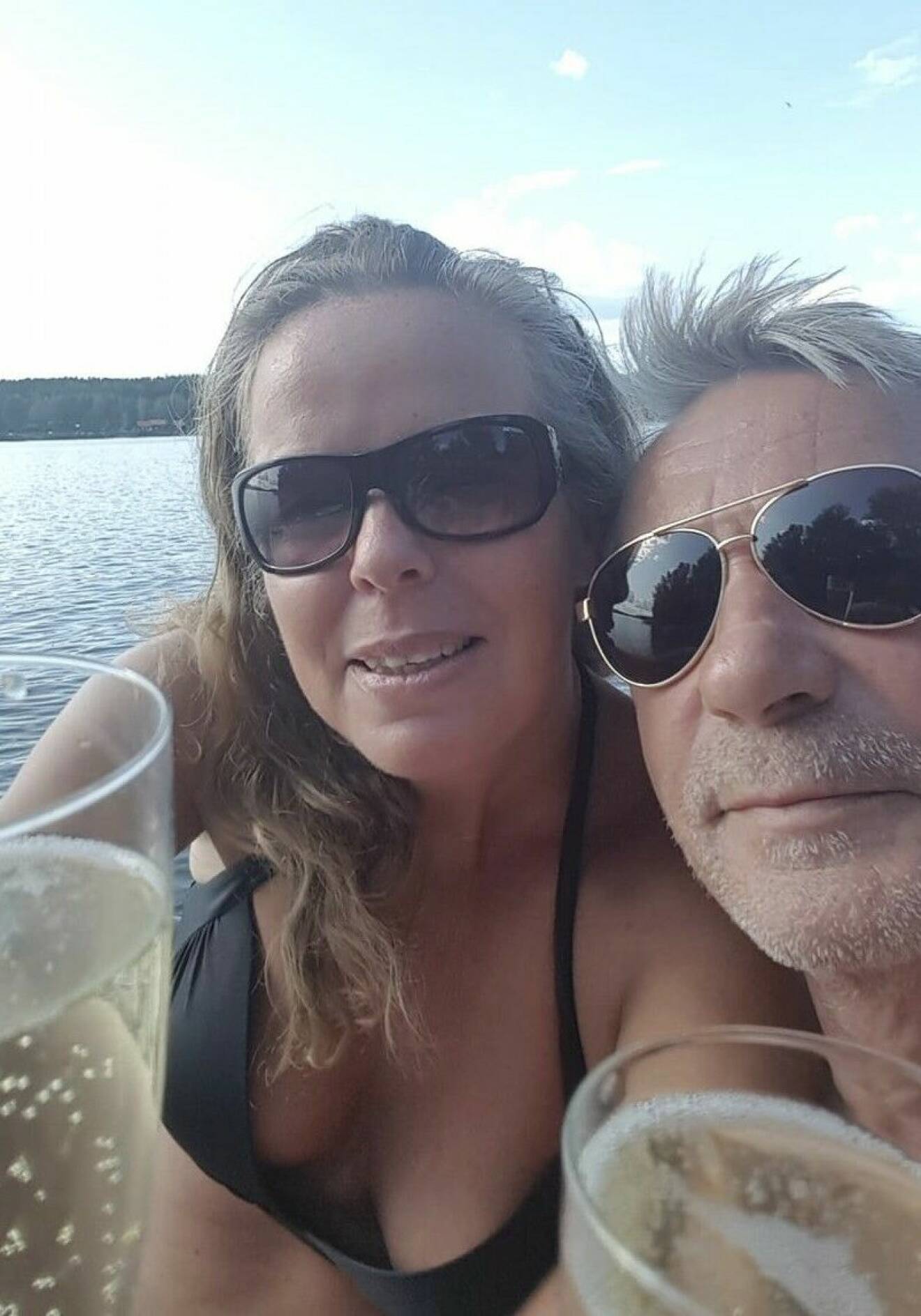 Annis och Frank tätt ihop vid vattnet, i solglasögon och med kall dricka, en varm sommardag innan sjukdomen slog till.