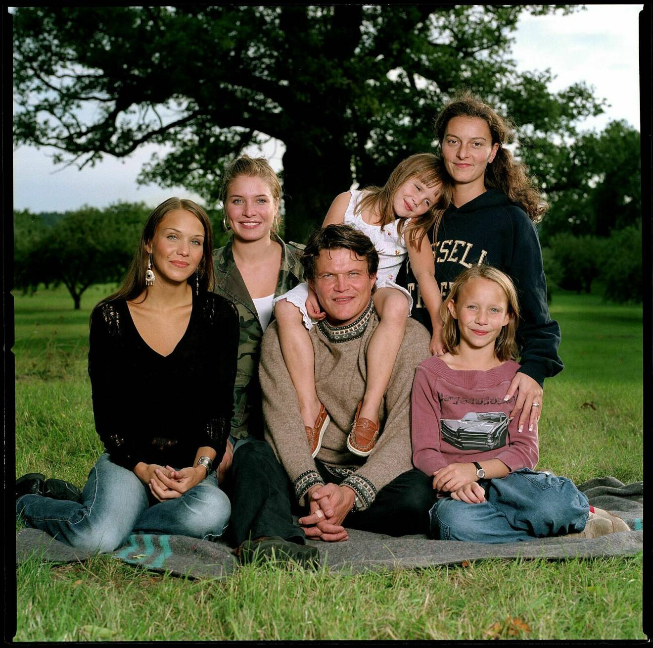 Bild från 2003: Per Morberg med döttrarna Liza, Alida, Astrid, Janina och Molly.